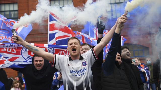 FOTO: Luapan Kegembiraan Fans Glasgow Rangers setelah 10 Tahun Puasa Gelar - Fans Glasgow Rangers
