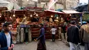 Sejumlah pedagang kurma menunggu pembeli di sebuah pasar di kota tua Sanaa, Yaman, Sabtu (11/5/2019). Kurma menjadi salah satu pilihan umat muslim sebagai menu buka puasa di bulan suci Ramadan. (Photo by Mohammed HUWAIS / AFP)