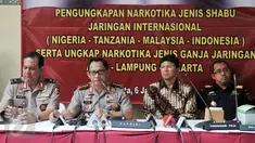 Kapolri Jenderal Pol Tito Karnavian menggelar jumpa pers di RS Polri, Jakarta Timur, Jumat (6/1). Dittipidnarkoba Bareskrim bersama Bea Cukai membongkar sindikat narkoba jaringan internasional penyelundup 610 gram sabu. (Liputan6.com/Yoppy Renato)