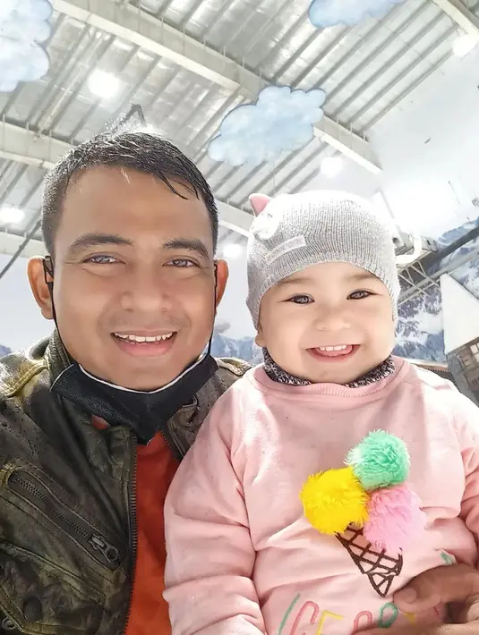 Kedua anak Zacky juga tampak dekat dengan ayahnya. Begitu juga saat jadi bintang tamu, tampak keduanya sangat dekat dengan aktor berusia 42 tahun ini. [Instagram/zaky_zimah]