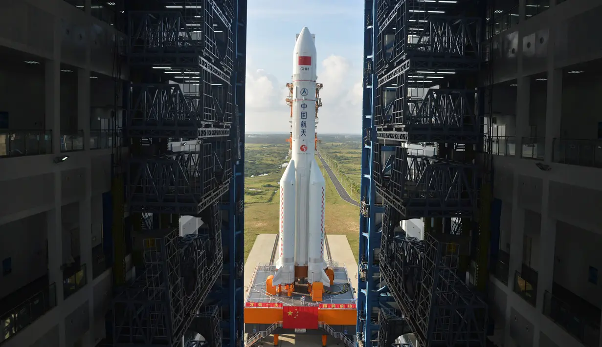 Roket Long March 5 saat dipersiapkan di Pusat Peluncuran Satelit Wenchang di Provinsi Hainan, Tiongkok, Kamis (3/11). Roket ini memiliki tinggi 62 meter dan berat sekitar 800 ton. (REUTERS/Daily Mail)