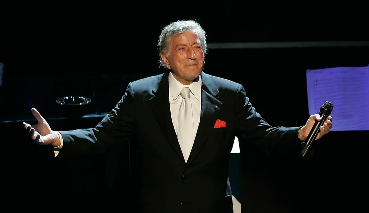 Reaksi Tony Bennett setelah membawakan lagu "I left My Heart in San Francisco" dalam perayaan ulang tahunnya yang ke-80 di Kodak Theater, Los Angeles, Amerika Serikat, 9 November 2006. (AP Photo/Kevork Djansezian, File)