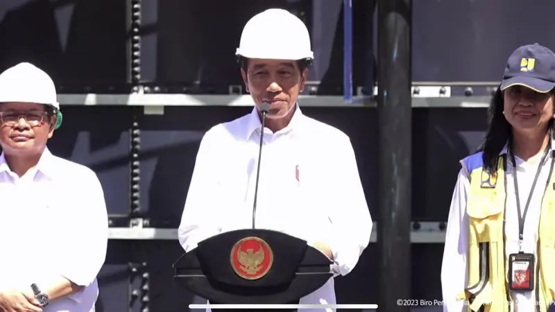 Presiden Joko Widodo meresmikan Sistem Penyediaan Air Minum (SPAM) Banjarbakula di Banjarbaru, Kalimantan Selatan.