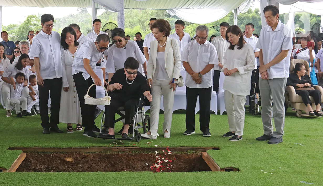Keluarga besar menaburkan bunga di liang lahat pada prosesi pemakaman Chairman dan Founder Grup Ciputra Dr (HC), Almarhum Ir. Ciputra di pemakaman keluarga, Jonggol, Bogor, Kamis (5/12/2019). Ciputra meninggal di rumah sakit di Singapura pada 27 November 2019 lalu. (Liputan6.com/Herman Zakharia)