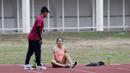 Atlet lari putri Indonesia, Jeany Nuraini, mendengarkan arahan dari pelatih saat latihan di Stadion Madya, Jakarta, Kamis (17/10/2019). Sprinter muda ini akan menjadi salah satu atlet yang akan berlaga di SEA Games 2019. (Bola.com/M Iqbal Ichsan)