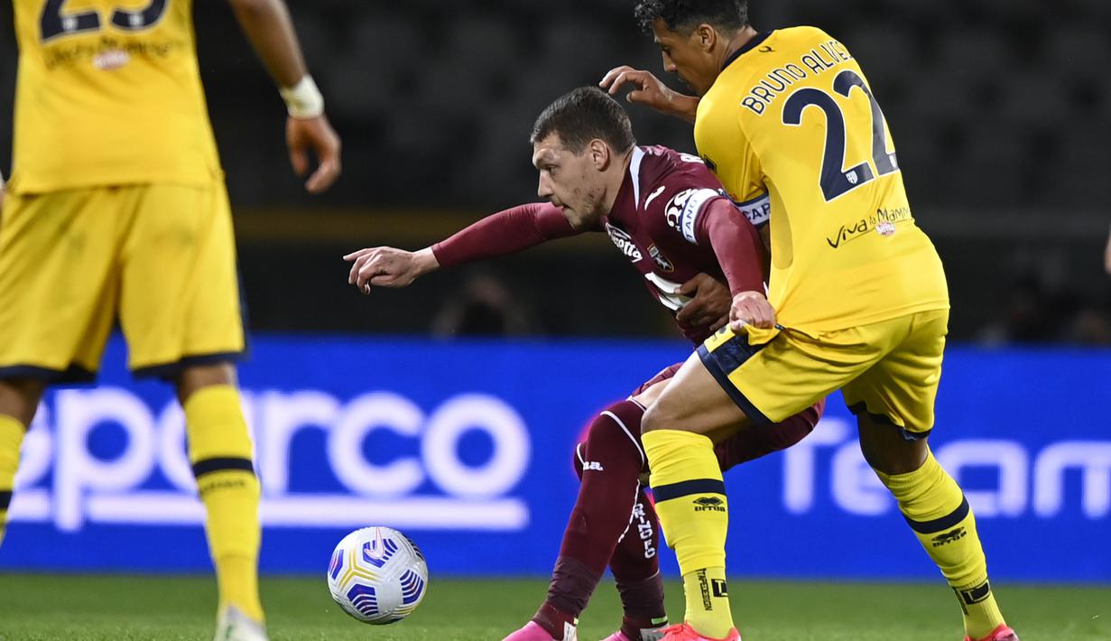 Hasil itu membuat anak asuh Roberto D'Aversa resmi terdegradasi karena hanya memiliki 20 poin dari 34 pertandingan. (Fabio Ferrari/LaPresse via AP)