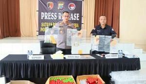 Polisi sita barang bukti Obat Kuat Ilegal diedarkan sampai Wilayah Pelosok Perbatasan Filipina. (Liputan6.com/Yoseph Ikanubun)