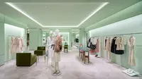 Butik yang pertama kali dibuka pada tahun 1999 ini, kini memiliki luas lebih dari 1.200 meter persegi di dua lantai, menawarkan pengalaman belanja yang lebih mewah yang didedikasikan untuk koleksi wanita dan pria yang terdiri dari pakaian siap pakai, barang-barang kulit, alas kaki, aksesori, dan koleksi perhiasan mewah Prada. / Foto dok: Prada.