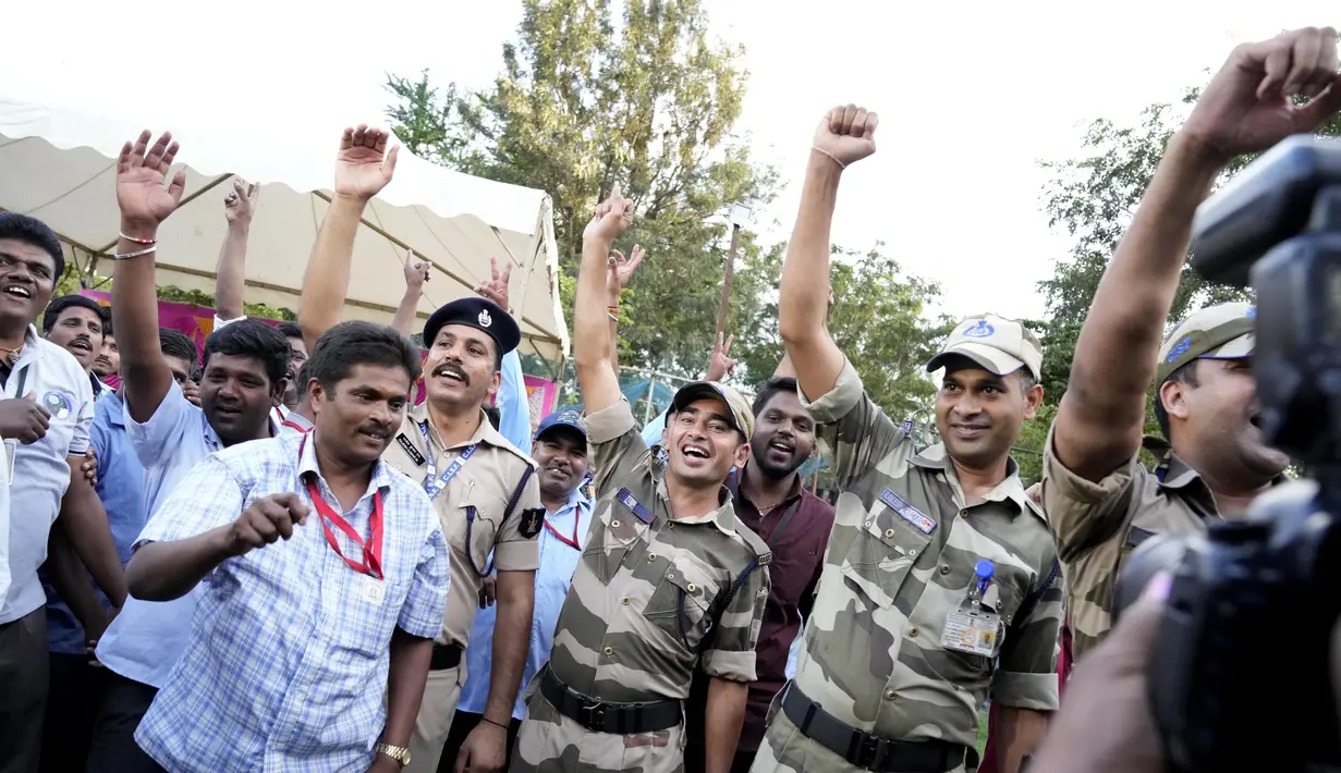 Ini adalah upaya kedua India untuk mendaratkan pesawat luar angkasa di bulan dan dilakukan kurang dari seminggu setelah misi Luna-25 Rusia gagal. (AP Photo/Aijaz Rahi)