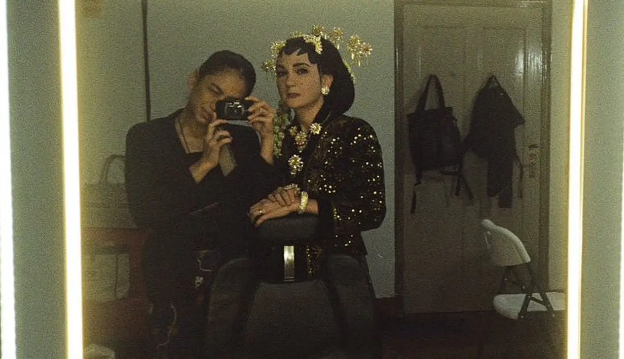 Setelah tampil luar biasa di acara Gala Premiere, beberapa hari ini, Luna Maya mulai mengunggah potret dirinya menjadi Suzzanna. [Foto: Instagram/lunamaya]