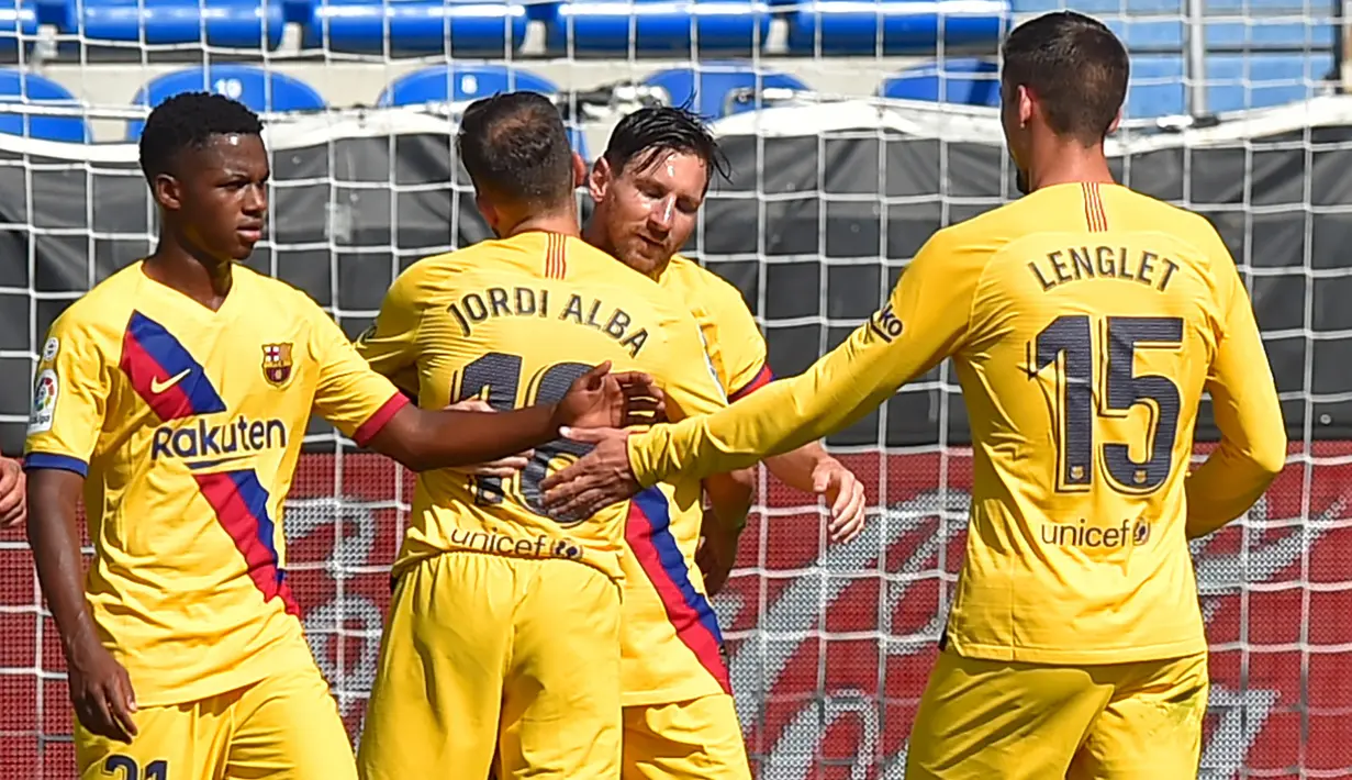Para pemain Barcelona merayakan gol yang dicetak oleh Lionel Messi ke gawang Alaves pada laga La Liga di Stadion Mendizorroza, Minggu (19/7/2020). Barcelona menang dengan skor 5-0. (AFP/Ander Gillenea)