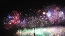 Kembang api meledak saat upacara penutupan Olimpiade Musim Dingin 2022, di Stadion Nasional, Beijing, China, Minggu (20/2/2022). Penutupan Olimpiade Musim Dingin 2022 melibatkan sedikitnya 1.000 seniman dan 3.000 pendukung lainnya. (AP Photo/Ng Han Guan)