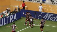 Pemain Fluminense merayakan gol yang dicetak oleh Hercules ke gawang Al hilal dalam laga perempat final Piala Dunia Antarklub 2025 di Camping World Stadium, Orlando, Sabtu (5/7/2025) dini hari WIB. Fluminense menang 2-1 atas Al Hilal dan melangkah ke semifinal Piala Dunia Antarklub 2025. (Michael Reaves/Getty Images/AFP)
