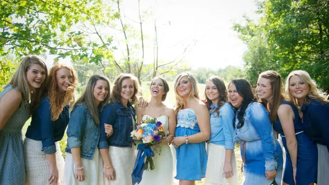10 Ide Pernikahan Serba Denim Beri Kesan Kasual di Hari Spesial