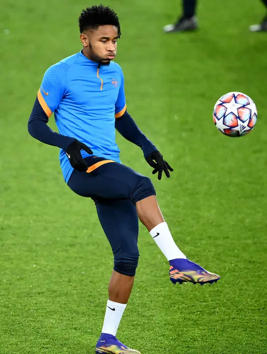 Gelandang RB Leipzig, Christopher Nkunku mengontrol bola selama sesi latihan di stadion Parc des Princes di Paris (23/11/2020). Leipzig akan bertanding melawan PSG pada Grup H Liga Champions. (AFP/Franck Fife)