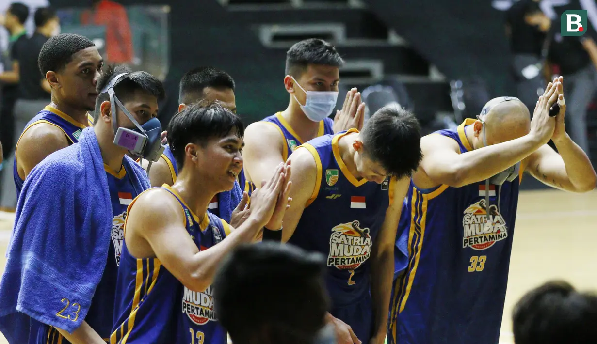Pebasket Satria Muda Pertamina merayakan kemenangan usai menaklukkan Rans PIK Basketball pada laga IBL 2022 di Hall Basket GBK, Jakarta, Rabu (19/01/2022). Satria Muda menang dengan skor 64-32. (Bola.com/M Iqbal Ichsan)