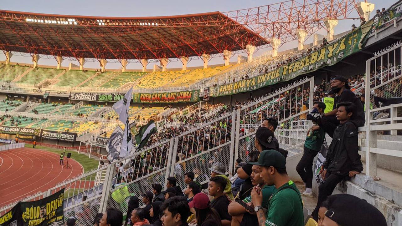 Tips Aman Menonton Sepak Bola di Stadion Gelora Bung Tomo