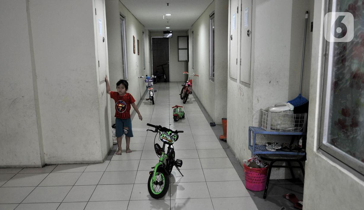Anak-anak bermain di Rusunawa Jatinegara Barat, Jakarta, Minggu (3/5/2020). Pemprov DKI Jakarta berencana membebaskan uang retribusi atau tarif rusunawa karena banyaknya penghuni yang tidak mampu membayar sewa akibat kesulitan ekonomi di tengah pandemi COVID-19. (merdeka.com/Iqbal S. Nugroho)