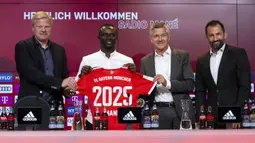 Sadio Mane (kiri kedua) resmi diperkenalkan sebagai rekrutan baru Bayern Munchen pada Rabu (22/06/2022) waktu setempat, ditemani oleh CEO Bayern Munchen Oliver Kahn (kiri), Presiden Klub Bayern Munchen Herbert Hainer (kanan kedua), dan Direktur Olahraga Bayern Munchen Hasan Salihamidzic (kanan). (dpa via AP/Sven Hoppe)