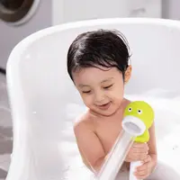 Anak mandi dengan air aromatherapy (Foto: Dok. Aroma Sense)