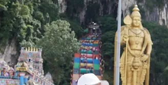 Kamu bisa memakai pakaian serba putih, dari kaos hingga celana. Jangan lupa membawa topi kepala tidak langsung terpapar matahari dan sunglesses agar terlihat lebih catchy