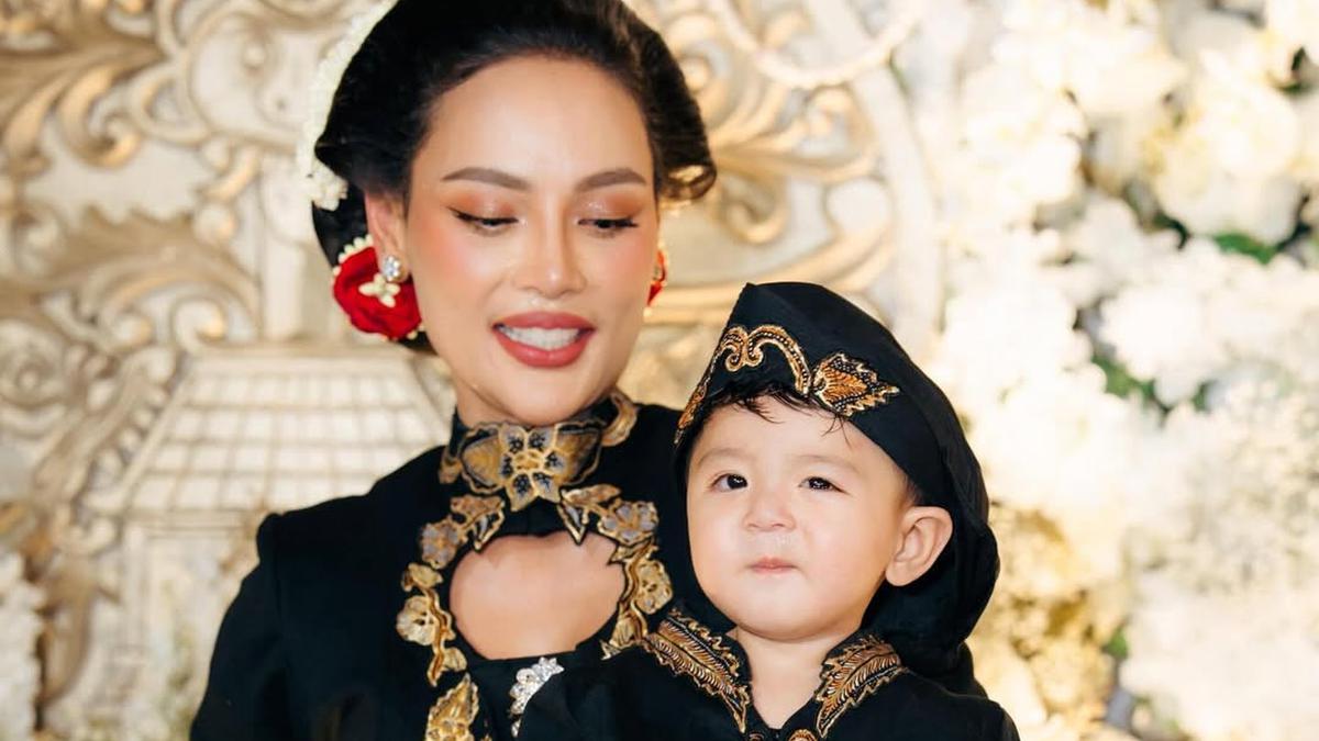 Pesona Ayu Erika Carlina di Tedak Sinten Putranya, Bergaya Perempuan Jawa dengan Sanggul Tekuk