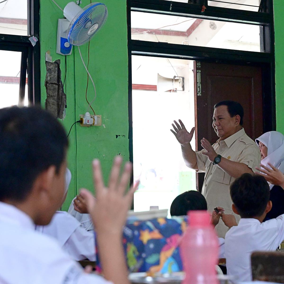 Potret Cerianya Anak TK-SD di Jaktim Didatangi Prabowo, Saling Berebut Cium Tangan