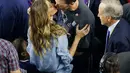 Model asal Brasil, Gisele Bundchen mencium sang suami yang merupakan pemain New England Patriots, Tom Brady usai pertandingan melawan Atlanta Falcons di NFL Super Bowl 51 di Houston, AS (5/2).  (Bob Levey / Getty Images /AFP)