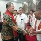 Direktur Jenderal (Dirjen) Bina Pemerintahan Desa (Pemdes) Kementerian Dalam Negeri (Kemendagri) La Ode Ahmad Pidana Bolombo menyalami para kades dari Maluku Barat Daya. (Istimewa).