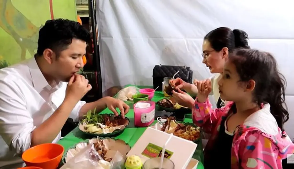 Arumi tampil sederhana meski jadi ibu wagub yang disegani para warganya. [YouTube Arumi Bachsin]