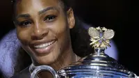Serena Williams memeluk trofi Australia Terbuka 2017. Merebut Grand Slam ke-23 sepanjang kariernya, Serena mengalahkan Venus Williams 6-4, 6-4 di final, Sabtu (28/1/2017).