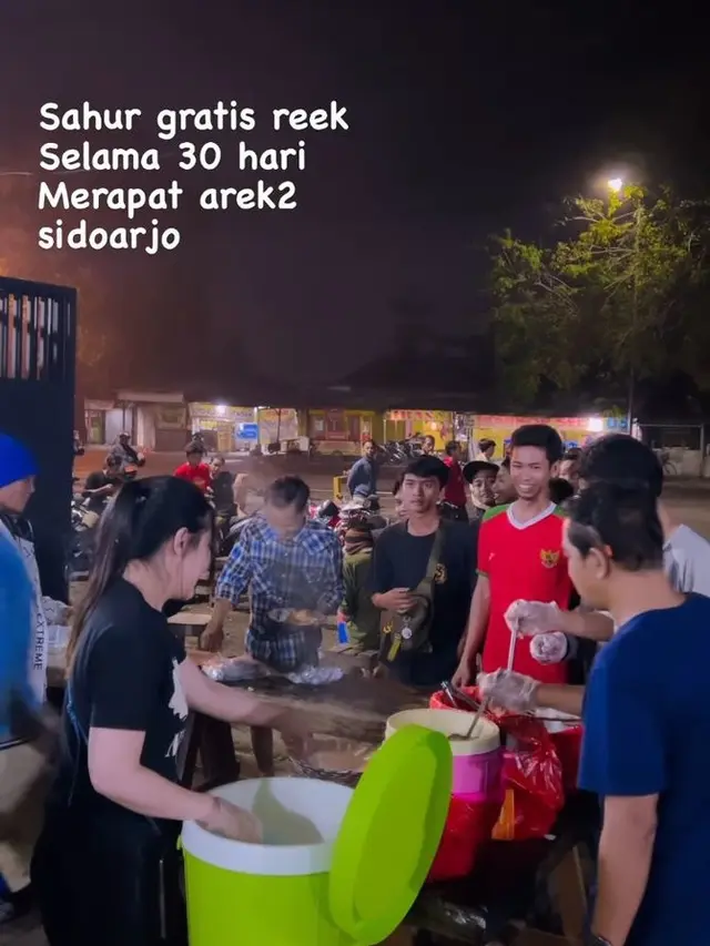 6 Momen Via Vallen Turun Langsung ke Jalan Beri Sahur Gratis Untuk Masyarakat Sidoarjo
