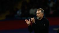 Pelatih Barcelona, Hansi Flick, bertepuk tangan saat pertandingan La Liga Spanyol&nbsp;melawan Elche di Barcelona, Spanyol, Senin,&nbsp;3 November 2025. (AP Photo/Joan Monfort)
