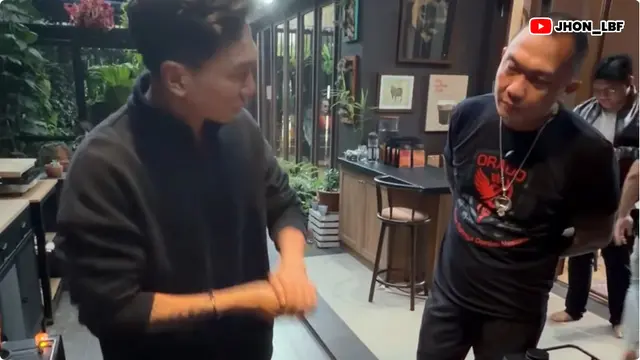 Potret Dapur di Rumah Anji Manji Nuansa Kayu Natural (YouTube JHON LBF)