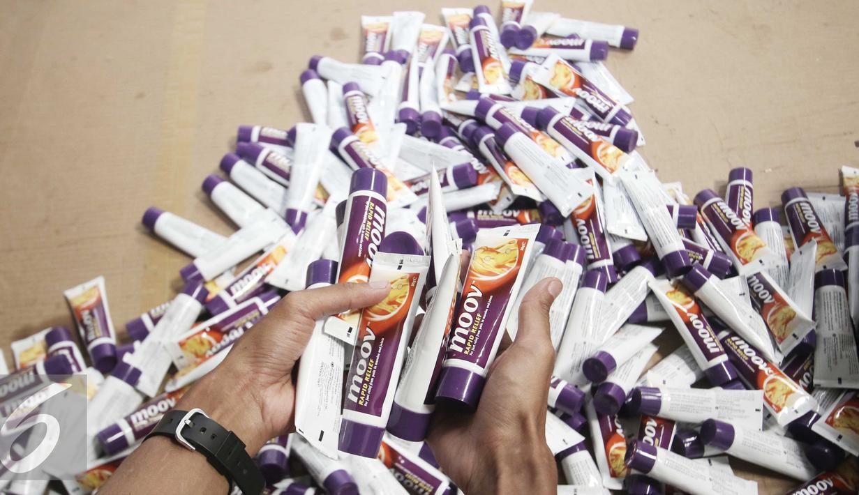 Barang bukti obat palsu yang diperlihatkan petugas di pergudangan Surya Balaraja, Tangerang, Kamis (26/11). Dari penggeledahan di sita obat berbahaya yang  juga di ekspor, dengan jenis Moov Rapid Relief yang mengandung borak. (Liputan6.com/Angga Yuniar)