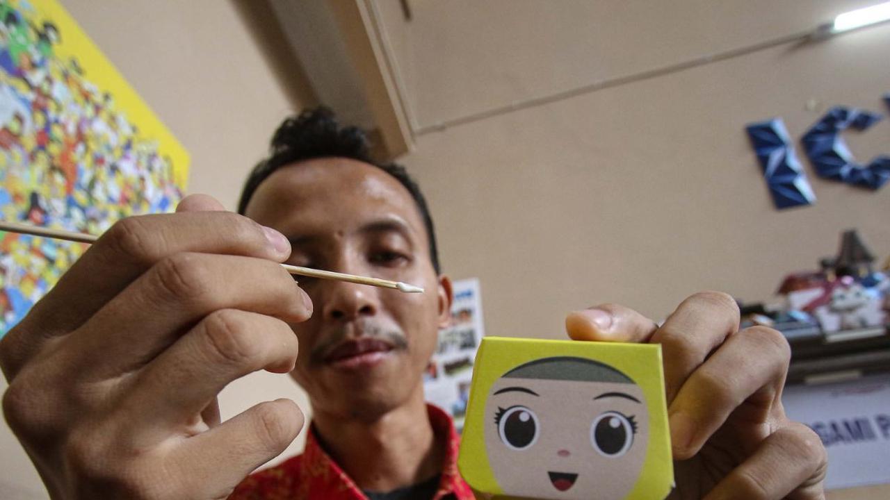 Model kertas berbagai model ini juga diminati banyak kalangan yang dimulai dari anak-anak hingga lanjut usia (lansia).