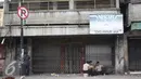 Jalan di Kampung Pulo terlihat sepi usai bentrok antara warga dengan Satpol PP, Jakarta, Jumat (21/8/2015). Sebelumnya, warga bersikeras menolak penggusuran rumah mereka oleh petugas Satpol PP. (Liputan6.com/Gempur Surya)