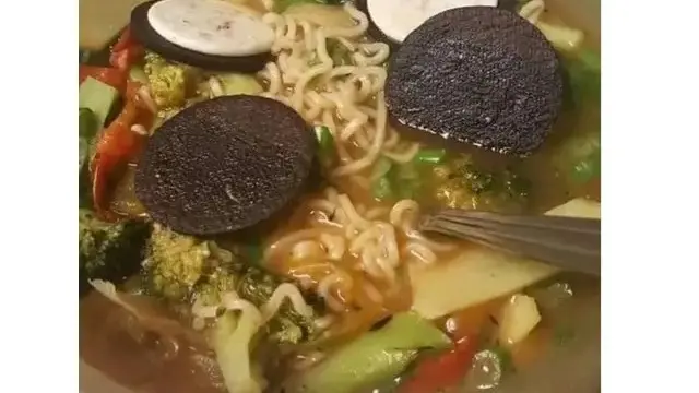 6 Potret Makan Mi Instan Pakai Biskuit Ini Nyeleneh, Jadi Pengganti Kerupuk