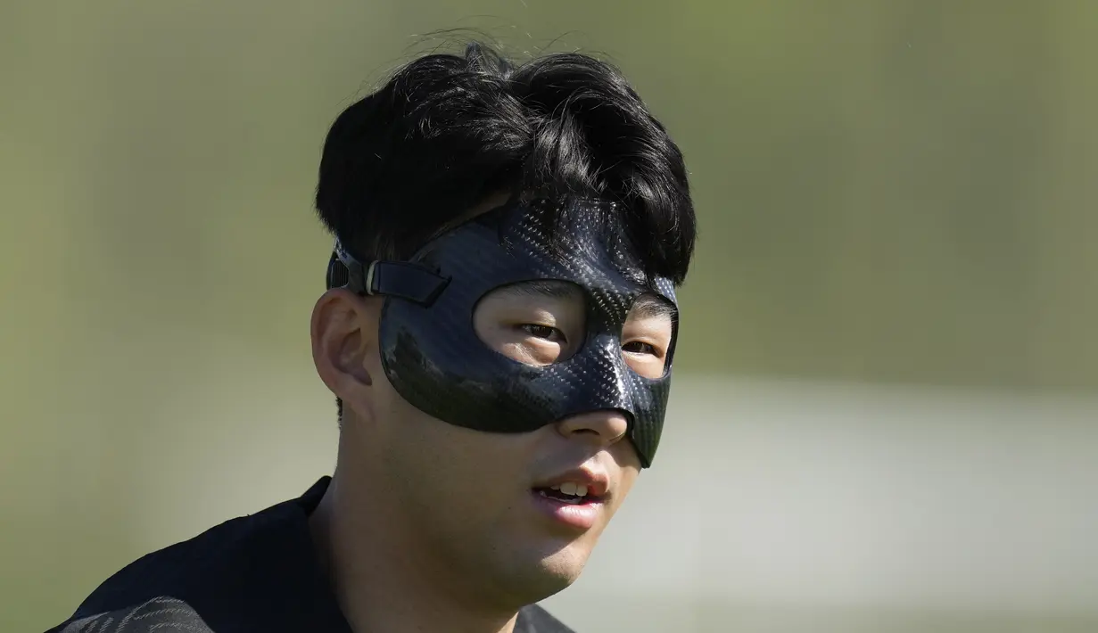 Penyerang Korea Selatan, Son Heung-min melakukan pemanasan selama sesi latihan tim di Al Egla Training Site 5 di Doha, Qatar, Rabu, 23 November 2022. Korea Selatan akan bertanding melawan Uruguay pada pertandingan perdana Grup H Piala Dunia 2022 Qatar, Kamis (24/11/2022) pukul 20.00 WIB. (AP Photo/Lee Jin-man)