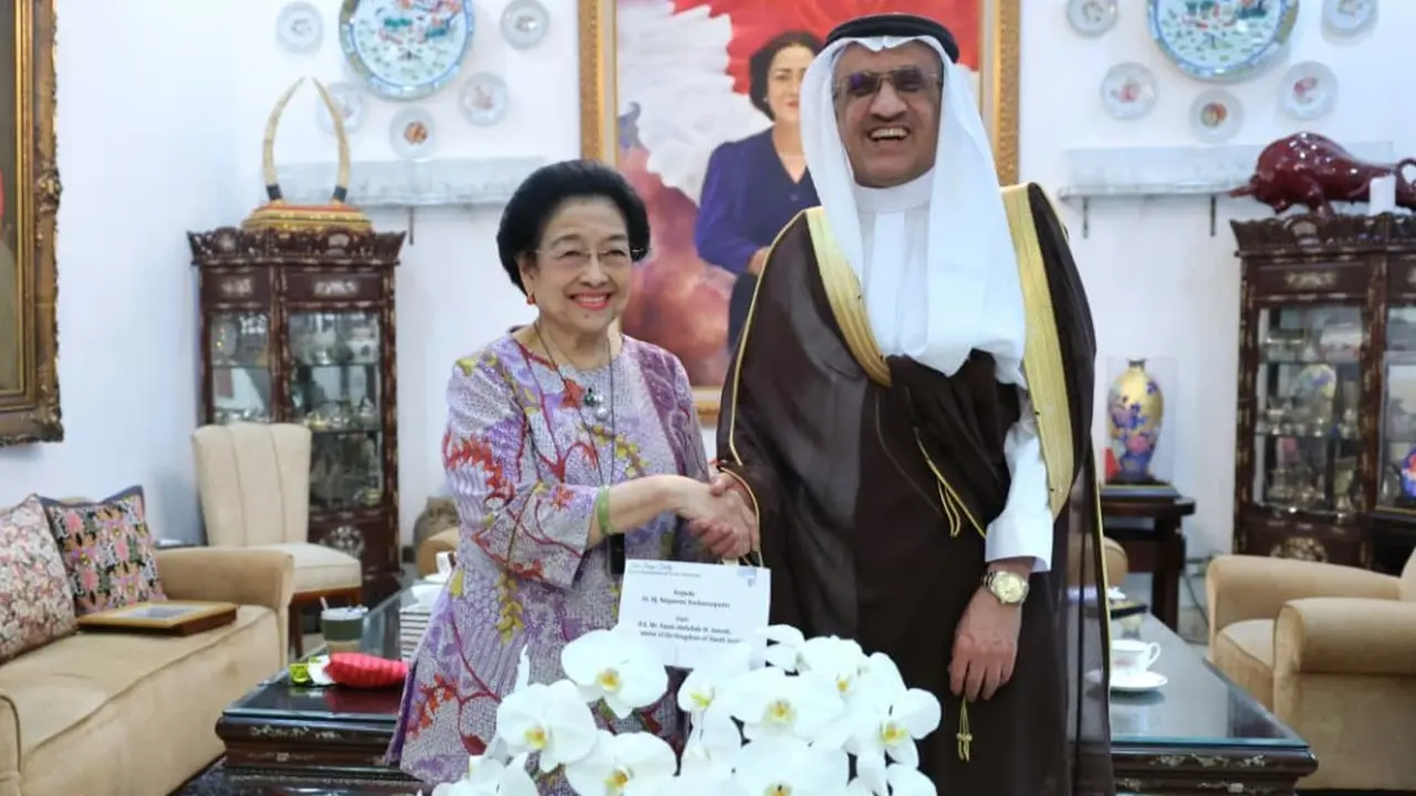 Presiden Ke-5 Republik Indonesia  Megawati Soekarnoputri hari ini berjumpa dengan Duta Besar (Dubes) Arab Saudi untuk Indonesia, Faisal Abdullah Al Amoudi di kediamannya, Menteng, Jakarta, Kamis 9 April 2026.