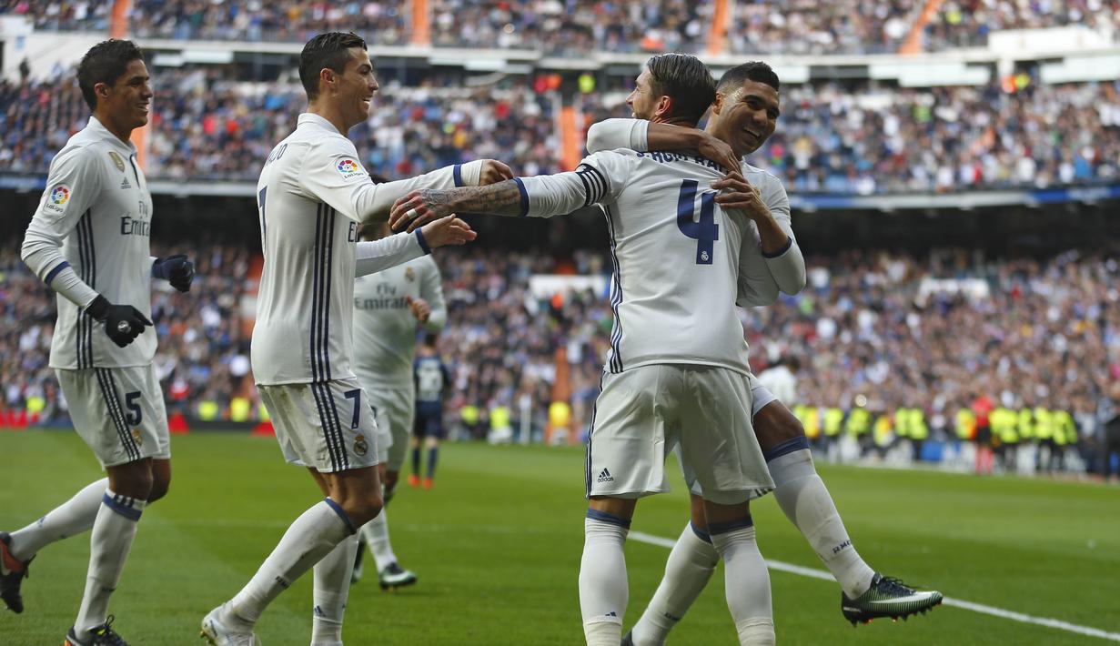 Para pemain Real Madrid merayakan gol Sergio Ramos saat melawan Malaga pada lanjutan La Liga di Santiago Bernabeu stadium, Madrid, Sabtu (21/1/2017). Madrid menang 2-1. (AP/Francisco Seco)