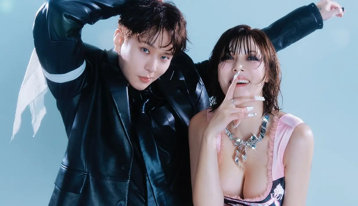 Pada rangkaian foto pertama, artis tersebut terlihat mengenakan pakaian serba hitam, memadukan rok mini dengan atasan korset. Yong Jun Hyung mengenakan setelan jas hitam, senada dengan tunangannya. [@hyunah_aa].