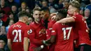 Pemain Manchester United Marcus Rashford (tengah) merayakan dengan rekan satu timnya setelah mencetak gol ke gawang Manchester City pada pertandingan Liga Inggris di Etihad Stadium, Manchester, Inggris, Sabtu (7/12/2019). Manchester United menang 2-1. (AP Photo/Rui Vieira)