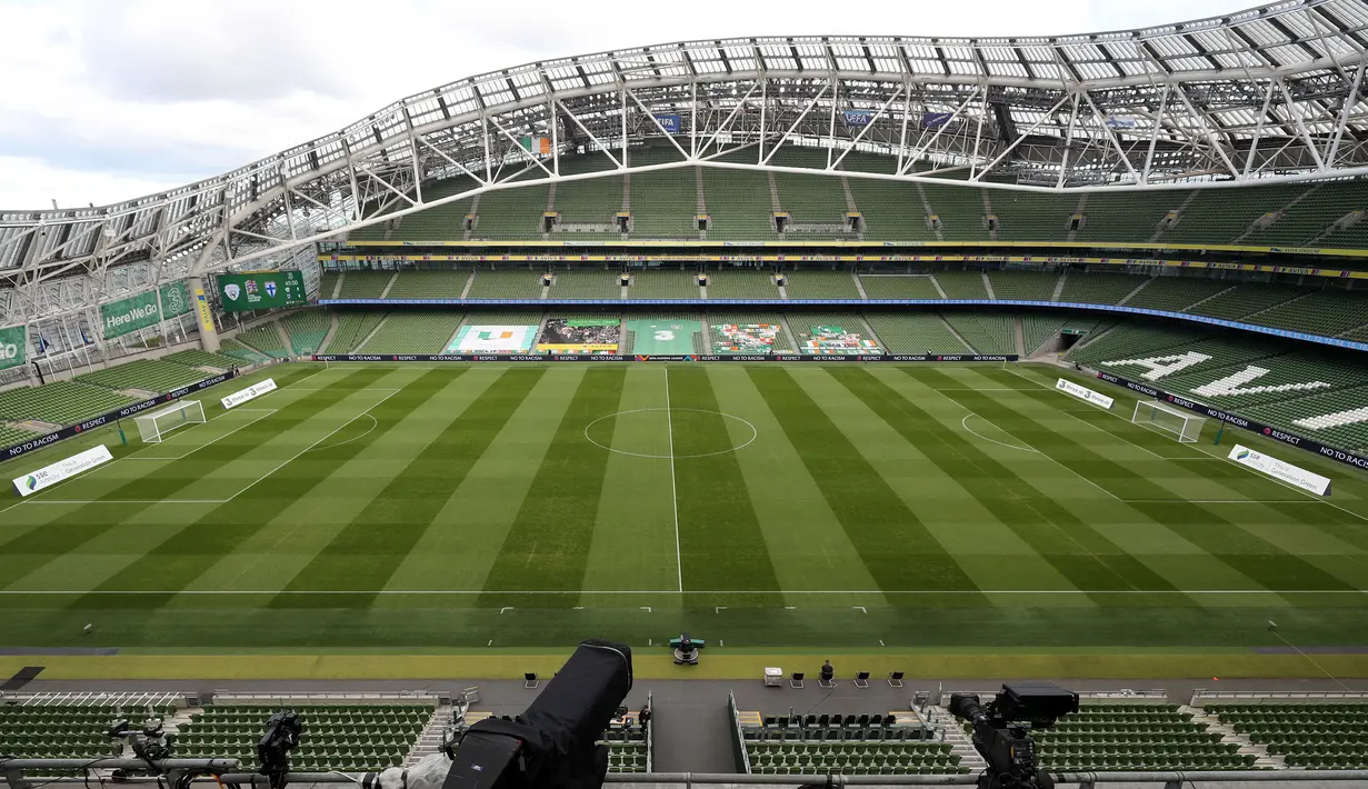 Pandangan umum Aviva Stadium menjelang laga UEFA Nations League antara Irlandia melawan Finlandia pada 6 September 2020. Stadion berkapasitas 50.000 penonton tersebut dibangun di area perumahan yang melingkari jalur kereta DART lokal dengan lokasi yang sangat sempit. (AFP/Pool/Niall Carson)