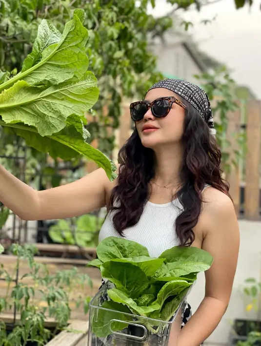 Yang menarik perhatian netizen adalah penampilan Eriska Nakesya yang tampak stylish saat memanen sayur. (FOTO: instagram.com/eriskanakesya/)
