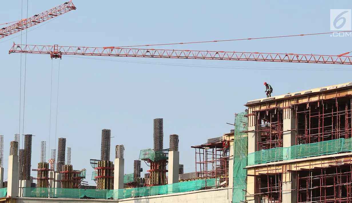 Pekerja menyelesaikan pembangunan gedung bertingkat di Jakarta, Senin (7/5). Badan Pusat Statistik (BPS) melansir pertumbuhan ekonomi kuartal 1 2018 mencapai 5,06%.(Liputan6.com/Immanuel Antonius)