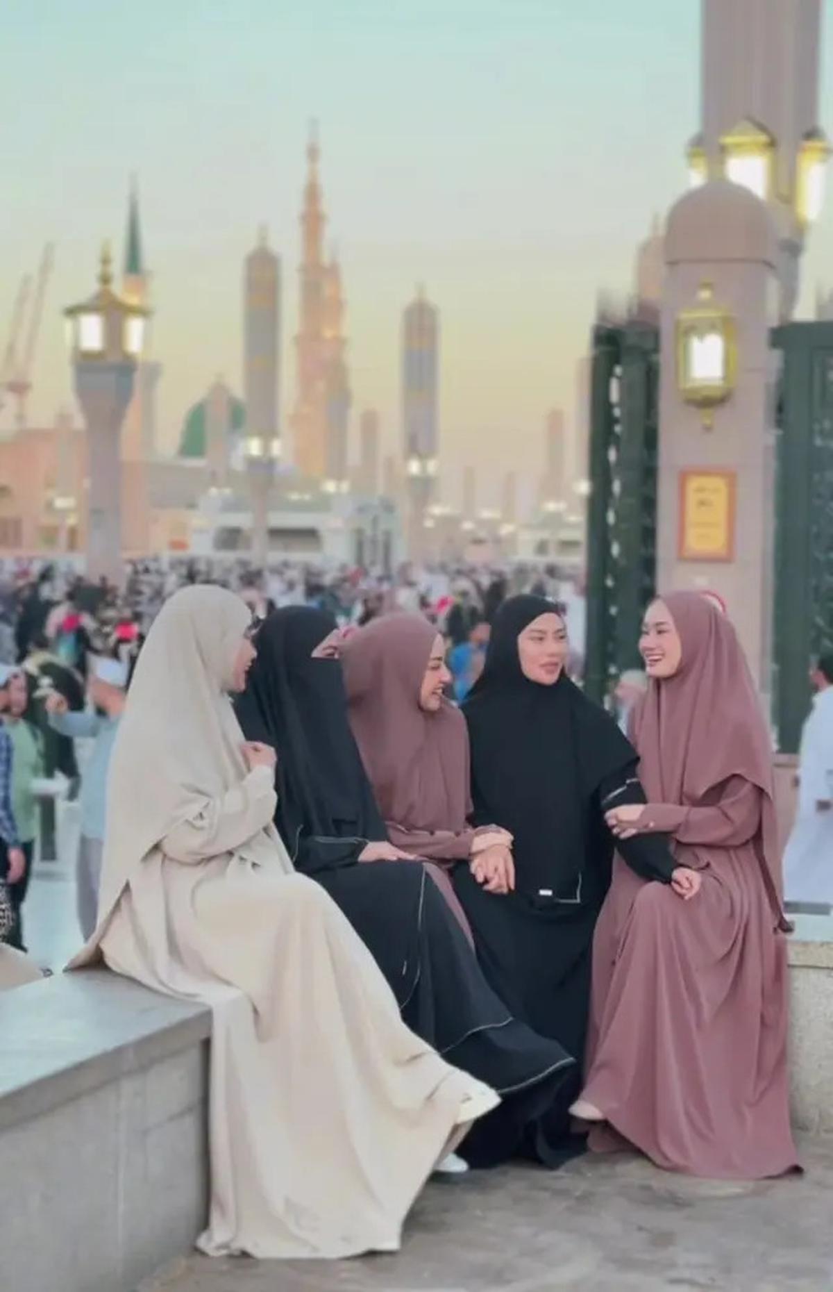 7 Momen Seru Geng Butterfly Kumpul di Madinah, Dinda Hauw Hingga Dara Arafah