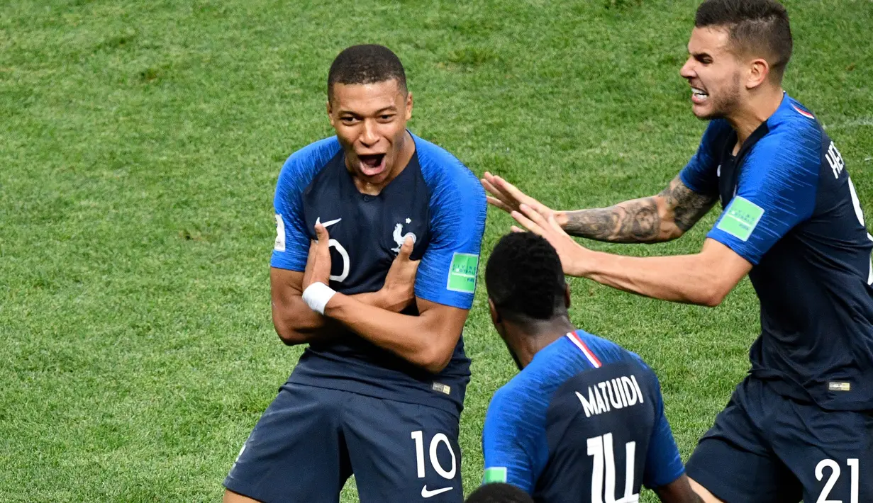 Striker timnas Prancis Kylian Mbappe berselebrasi bersama rekan satu timnya usai mencetak gol ke gawang Kroasia pada menit ke-65 dalam pertandingan sepak bola final Piala Dunia 2018 di Stadion Luzhniki, Moskow (15/7). (AFP PHOTO / Alexander Nemenov)