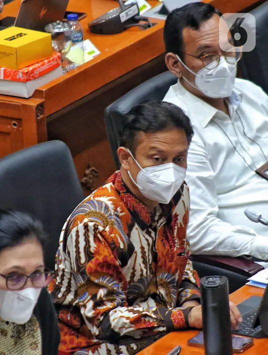 Menteri Kesehatan Budi Gunadi Sadikin (tengah) rapat kerja dengan Komisi IX DPR di Kompleks Parlemen, Senayan, Jakarta, Selasa (22/11/2022). Rapat tersebut membahas penjelasan tentang implementasi piloting Kelas Rawat Inap Standar (KRIS) dan pembahasan perkembangan kebijakan Kebutuhan Dasar Kesehatan (KDK), khususnya perubahan tarif layanan kesehatan pada Fasilitas Kesehatan Tingkat Pertama (FKTP) dan Fasilitas Kesehatan Rujukan Tingkat Lanjutan (FKRTL). (Liputan6.com/Angga Yuniar)