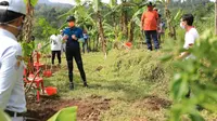 Gubernur Jawa Tengah Ganjar Pranowo saat mengajak masyarakat untuk aktif menanam pohon.